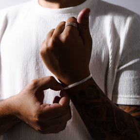 Homem usando Pulseira Pipoca Achatada em Prata 925 com acabamento premium.