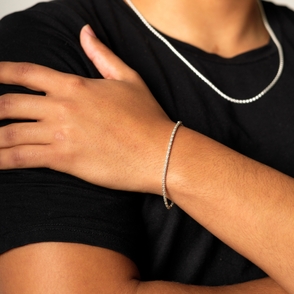 Pulseira Pipoca em Prata 925 compondo um visual masculino elegante.